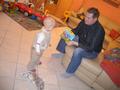 Papa hilft beim auspacken