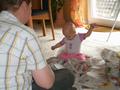 Pia will auch Zeitung lesen.